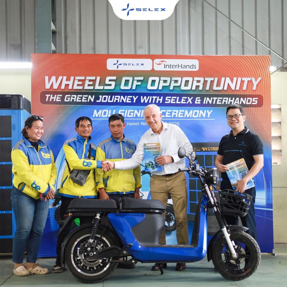 Selex Motors và Interhands trao những chiếc xe điện đầu tiên đến khách hàng